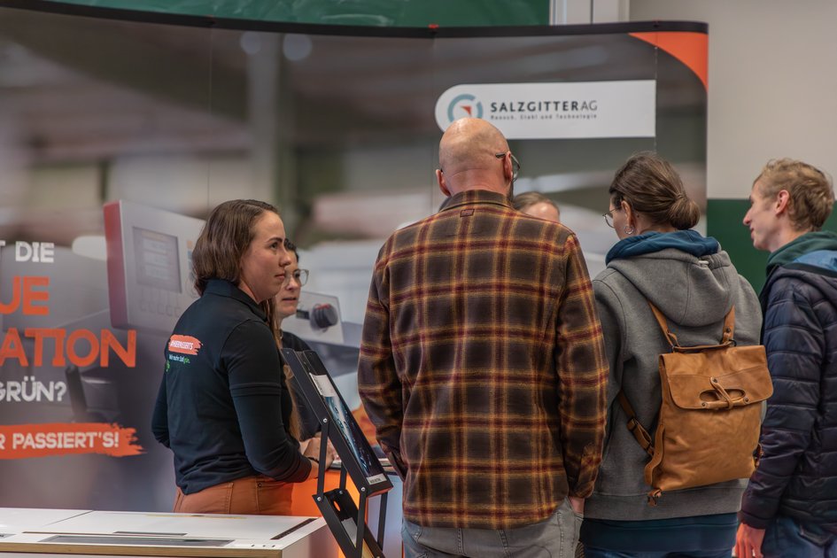 Studieninteressierte unterhalten sich bei der Recruiting Night duales Studium der Ostfalia Hochschule mit Unternehmensvertretern. Am Campus Wolfenbüttel kann man unter anderem Maschinenbau im Praxisverbund studieren.