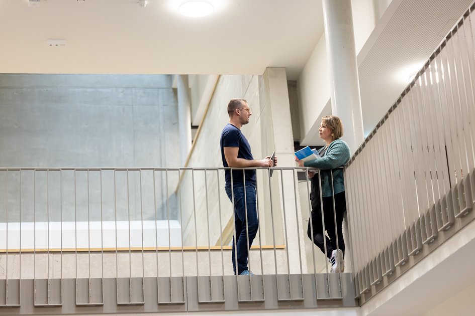 Studierende der Ostfalia Hochschule am Campus Wolfsburg. Dort kann man unter anderem Angewandte Pflegewissenschaft im Praxisverbund studieren.