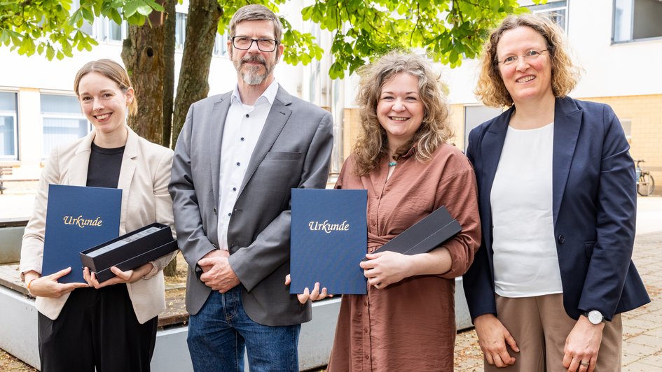 Ostfalia-Lehrpreis 2026 (von links): Preisträgerin Lea Eileen Brauner (Beste Lehrveranstaltung), Ostfalia-Vizepräsident Prof. Dr. Thomas Benda, Preisträgerin Kyra Jantzen (Beste Lehre), Festrednerin Prof. Dr. Claudia Schäfle von der TH Rosenheim. Foto: Philipp Ziebart/Ostfalia