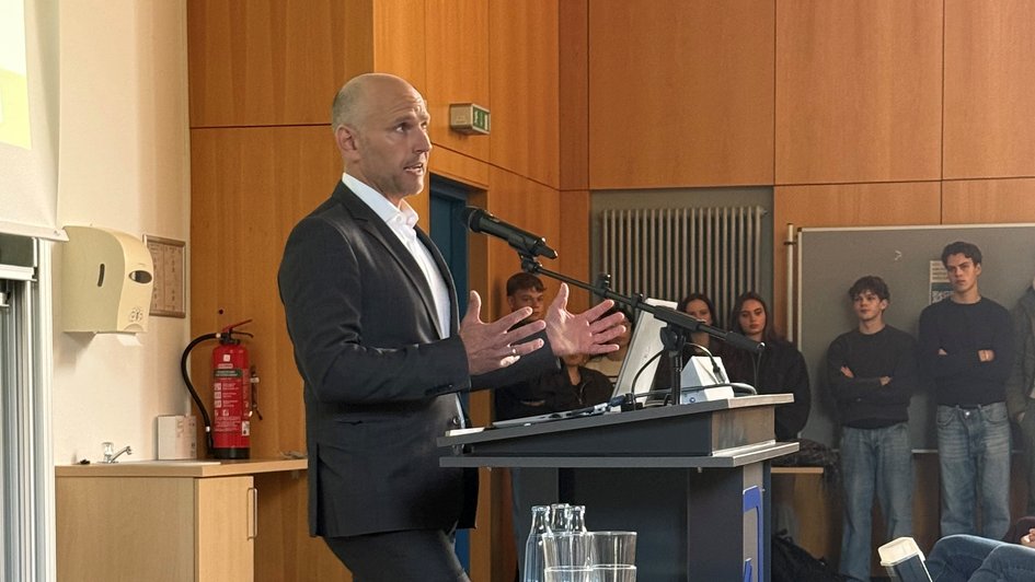 Dekan Prof. Dr. Marc-Christian Ollrog 