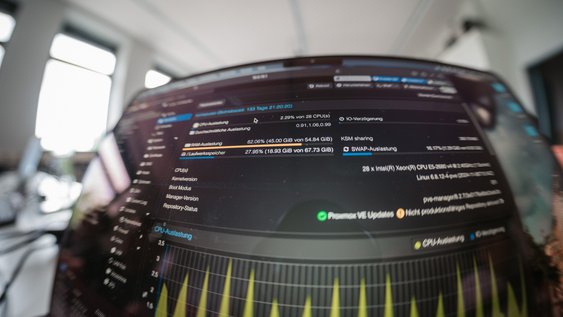 Rechner mit Code-Zeilen