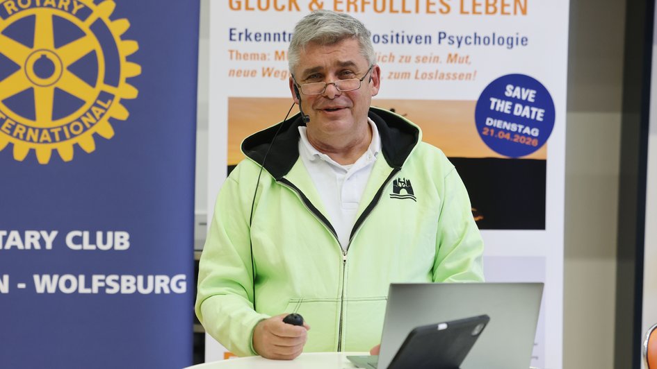 Pressefoto (Matthias Leitzke/Ostfalia): Initiator der Veranstaltungsreihe und Glücksforscher an der Fakultät Wirtschaft der Ostfalia Hochschule, Prof. Dr. Mike Hoffmeister.