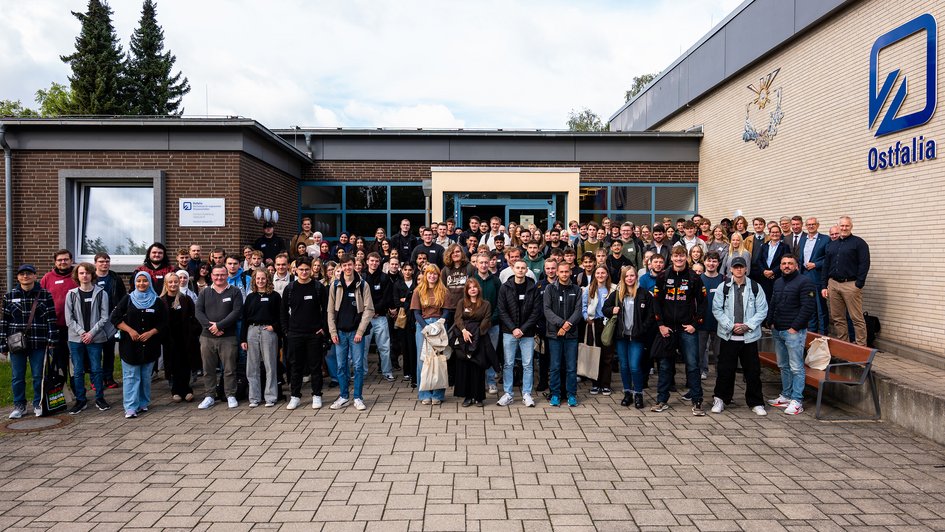 Press photo (Paul Mandelkow/Ostfalia): Group photo of on-campus students at Ostfalia University of Applied Sciences’ Suderburg campus.