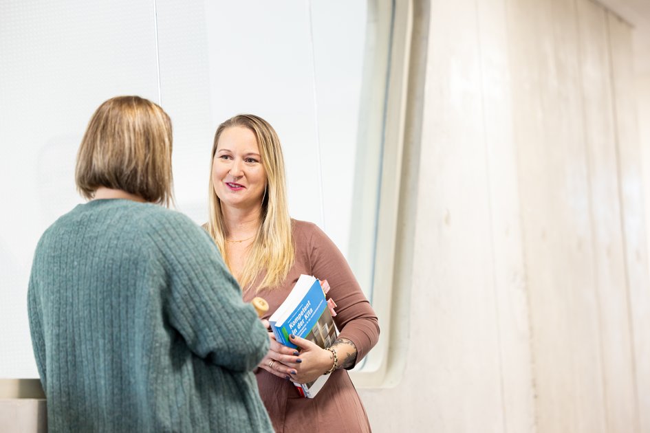 Studierende der Ostfalia Hochschule am Campus Wolfsburg. Dort kann man unter anderem Kindheitspädagogik und Gesundheit studieren.