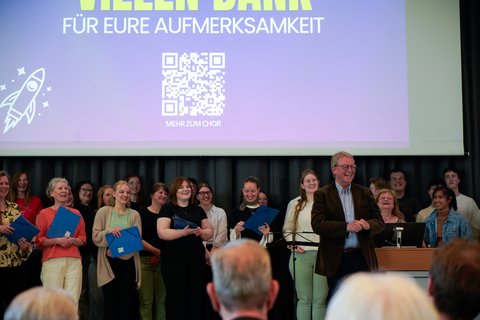 Der Ostfalia Chor auf der Bühne in der Aula. (öffnet Vergrößerung des Bildes)