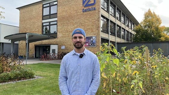 AStA-Vorstand Bennett Leon Eggerichs steht vor dem Ostfalia-Gebäude in Wolfenbüttel.