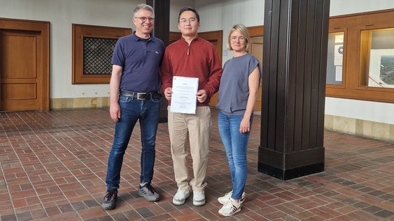 Pressefoto (T. Wulfert/Ostfalia): Von links: Prof. Dr. Andreas Jain, der ausgezeichnete Student Kalybek Mukashev und Studiengangskoordinatorin Prof. Dr. Grit Leßmann.