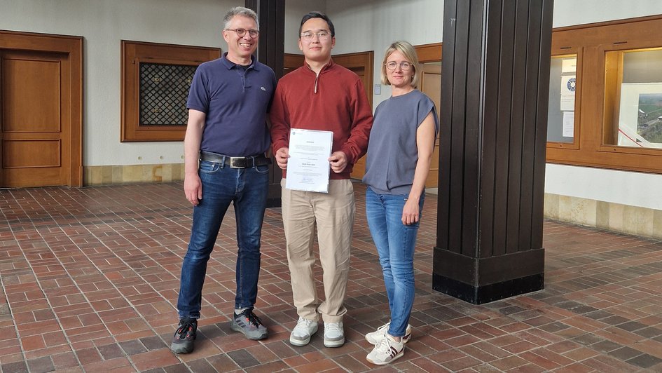 Pressefoto (T. Wulfert/Ostfalia): Von links: Prof. Dr. Andreas Jain, der ausgezeichnete Student Kalybek Mukashev und Studiengangskoordinatorin Prof. Dr. Grit Leßmann.