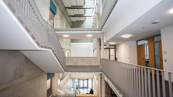 Fakultätsgebäude G Treppenhaus innen