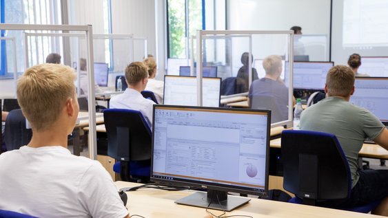 Studierende während einer Softwareschulung im Rechenzentrum der Fakultät Versorgungstechnik Campus Wolfenbüttel.