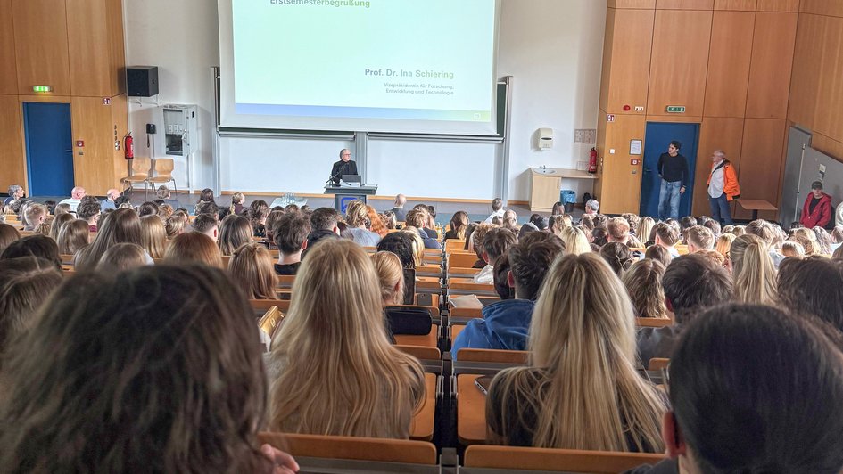 Press photo (Silvia Mödeker/Ostfalia): A view inside the lecture theatre during the welcome event for first-year students at Ostfalia University’s Salzgitter campus.