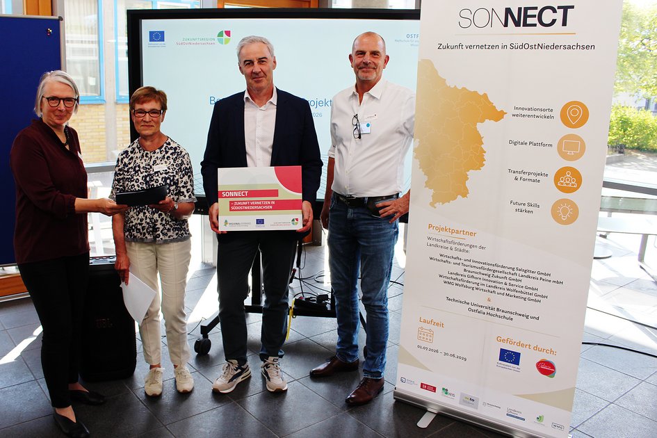 Launching the SONNECT innovation network (from left): Ostfalia Vice-President Prof. Dr Ina Schiering, Astrid Paus from the Braunschweig Office for Regional Development, Ralf Sygusch, Director of the Greater Braunschweig Regional Association, and Kai Hillebrecht, Head of Knowledge and Technology Transfer at Ostfalia University of Applied Sciences. Press photo: Ostfalia/David Mache