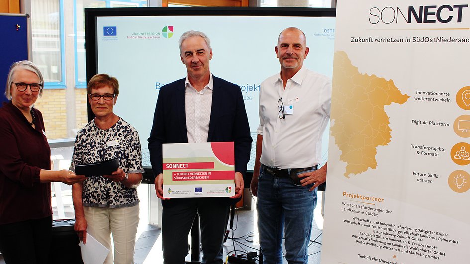 Gaben den Startschuss zum Innovations-Netzwerk SONNECT (von links): Ostfalia-Vizepräsidentin Prof. Dr. Ina Schiering, Astrid Paus vom Amt für regionale Landesentwicklung Braunschweig, Verbandsdirektor Ralf Sygusch vom Regionalverband Großraum Braunschweig und Kai Hillebrecht, Leiter des Wissens- und Technologietransfers der Ostfalia-Hochschule. Pressefoto: Ostfalia/David Mache