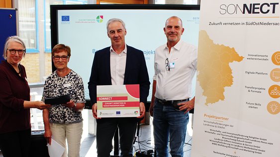 Gaben den Startschuss zum Innovations-Netzwerk SONNECT (von links): Ostfalia-Vizepräsidentin Prof. Dr. Ina Schiering, Astrid Paus vom Amt für regionale Landesentwicklung Braunschweig, Verbandsdirektor Ralf Sygusch vom Regionalverband Großraum Braunschweig und Kai Hillebrecht, Leiter des Wissens- und Technologietransfers der Ostfalia-Hochschule. Pressefoto: Ostfalia/David Mache