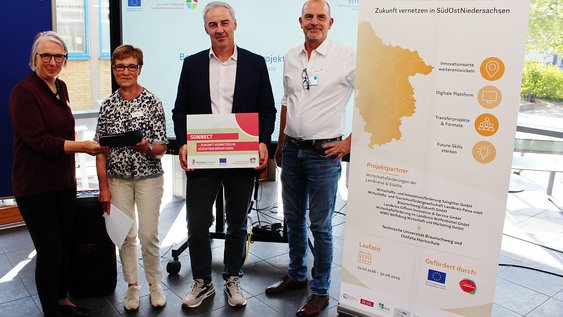 Launching the SONNECT innovation network (from left): Ostfalia Vice-President Prof. Dr Ina Schiering, Astrid Paus from the Braunschweig Office for Regional Development, Ralf Sygusch, Director of the Greater Braunschweig Regional Association, and Kai Hillebrecht, Head of Knowledge and Technology Transfer at Ostfalia University of Applied Sciences. Press photo: Ostfalia/David Mache