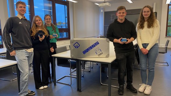 The student project group "School out of the Box") with their "Bot" case (from left to right: Ole Pabst, Anna Milena Ebert, Anja Atanaskovski, Matti Sasse and Michelle Müller.