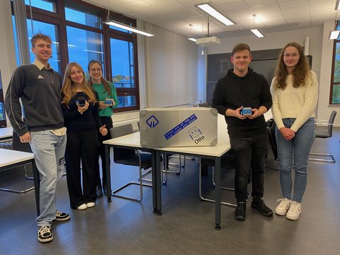 The student project group "School out of the Box") with their "Bot" case (from left to right: Ole Pabst, Anna Milena Ebert, Anja Atanaskovski, Matti Sasse and Michelle Müller. (opens enlarged image)