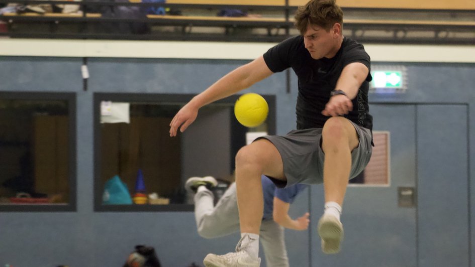 Student:innen beim Völkerball spielen.
