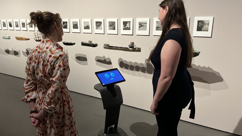 Pressefoto (Alexa Knieriem/Ostfalia): Museumsbot Carl beantwortet im Herzog-Anton-Ulrich-Museum Fragen zu Exponaten und passt seine Führung an die Interessen der Besucher*innen an.