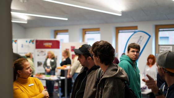 Netzwerken, austauschen, informieren - auf dem Markt der Möglichkeiten.
