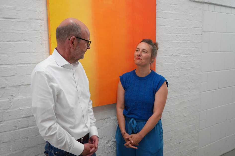 Prof. Dr. Heinz-Dieter Quack (links) und Prof. Dr. Lisa Dühring im Studio des Ostfalia-Podcasts „Einfach Forschung“.