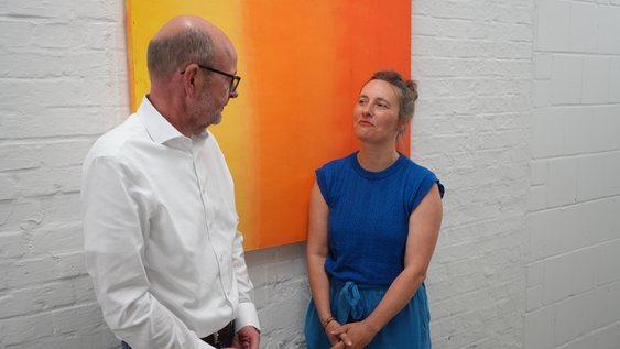 Prof. Dr. Heinz-Dieter Quack (links) und Prof. Dr. Lisa Dühring im Studio des Ostfalia-Podcasts „Einfach Forschung“.