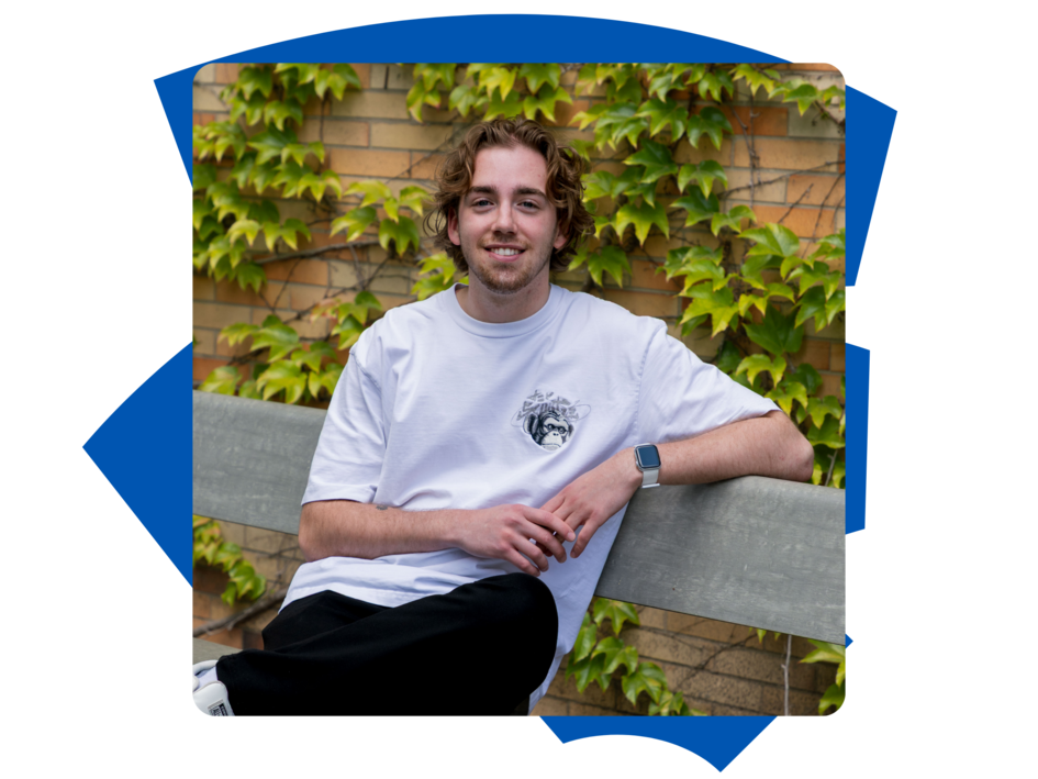 Student Connor der Fakultät Versorgungstechnik ist auf der Bank am Campus Wolfenbüttel und schaut in die Kamera.