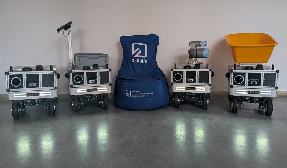 4 Roboter neben einem Ostfalia Sitzsack