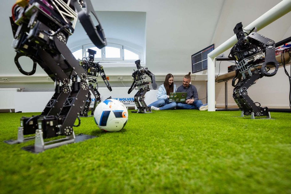 Fussballroboter vor dem Tor