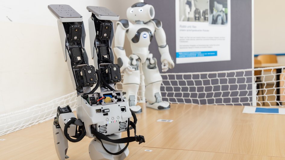 Pressefoto (Philipp Ziebart/Ostfalia): Beim Campustag der Ostfalia gibt es jede Menge Technik und Experimente zu bestaunen, zum Beispiel Roboter, die auf Sprachbefehl Handstand machen.