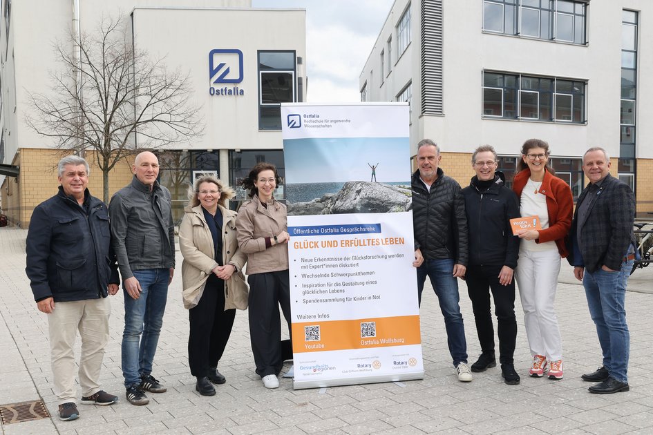Pressefoto (Matthias Leitzke/Ostfalia): Trafen sich zur Besprechung der 12. Glücksveranstaltung am Campus in Wolfsburg (von links nach rechts): Prof. Dr. Mike Hoffmeister, Ostfalia-Glücksforscher, Udo Eisenbarth von der Drogenberatung Wolfsburg, Jennifer Siemann von der Stadt Wolfsburg, Melina Kasper von der Screen GmbH, Joachim Franz von BeYourOwnHero e.V., Axel Pieper von der Selbsthilfe Kontaktstelle Der Paritätische Wolfsburg, Elke Katharina Meyer von der Positivity Guides GbR und Frank Bolle, Präsident des Rotary Club-Gifhorn.