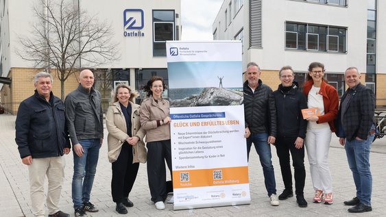 Pressefoto (Matthias Leitzke/Ostfalia): Trafen sich zur Besprechung der 12. Glücksveranstaltung am Campus in Wolfsburg (von links nach rechts): Prof. Dr. Mike Hoffmeister, Ostfalia-Glücksforscher, Udo Eisenbarth von der Drogenberatung Wolfsburg, Jennifer Siemann von der Stadt Wolfsburg, Melina Kasper von der Screen GmbH, Joachim Franz von BeYourOwnHero e.V., Axel Pieper von der Selbsthilfe Kontaktstelle Der Paritätische Wolfsburg, Elke Katharina Meyer von der Positivity Guides GbR und Frank Bolle, Präsident des Rotary Club-Gifhorn.