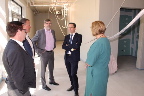 Der niedersächische Minister für Wissenschaft und Kultur, Falko Mohrs (2. von rechts), besucht die Baustelle der neuen Ostfalia-Turnhalle am Exer in Wolfenbüttel. (öffnet Vergrößerung des Bildes)