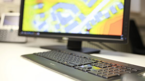 Nahaufnahme Arbeitsplatz im Labor für Modellierung und Simulation