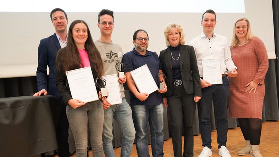 Pressefoto (Nadine Zimmer/Ostfalia): Verleihung des BRAWO-Gemeinwohl-Preises (von links nach rechts) Matthias Marx vom EngagementZentrum, Lena Traichel, Adrian Beichler, Moataz Hawsheh, Claudia Kayser, Leiterin der Direktion Wolfsburg der Volksbank BRAWO, Noah Möller sowie Ostfalia-Präsidentin Julia Siegmüller.