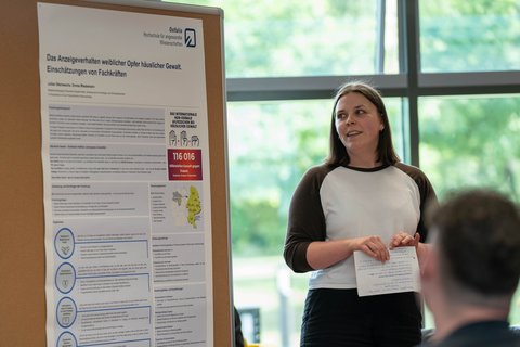 Emma Wiedemann präsentiert ihre Untersuchung zum Anzeigeverhalten weiblicher Opfer häuslicher Gewalt, in Kooperation mit der Polizeidirektion Braunschweig. (öffnet Vergrößerung des Bildes)