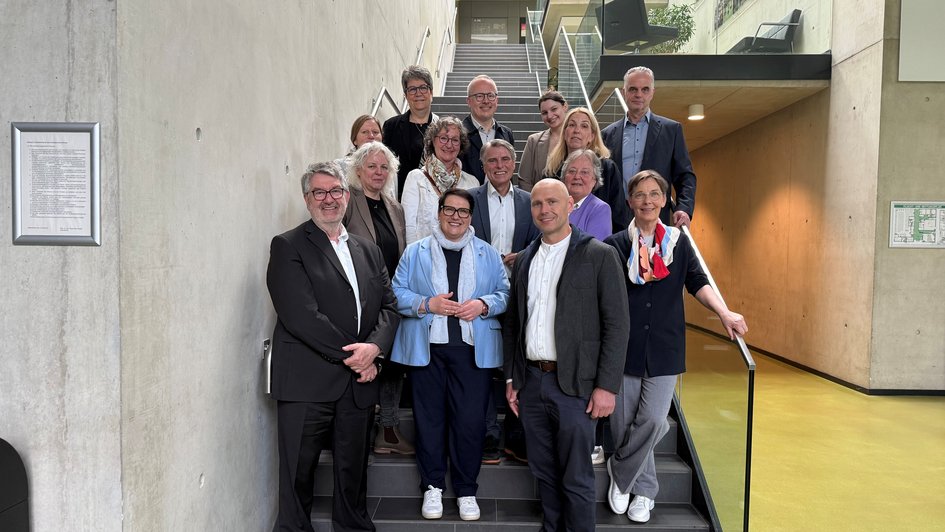 Pressefoto: Ostfalia-Vize-Präsident Volker Küch mit Europa- und Regionalentwicklungsministerin Melanie Walter und Dekan Prof. Dr. Marc-Christian Ollrog sowie den Projektleitungen, Partnern und Gästen beim Besuch am Campus Salzgitter der Ostfalia Hochschule für angewandte Wissenschaften. 