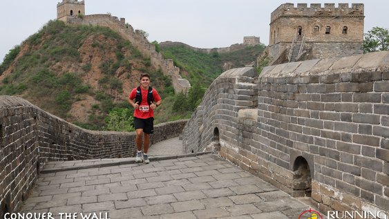 ein Student läuft duruch den Mauer in China