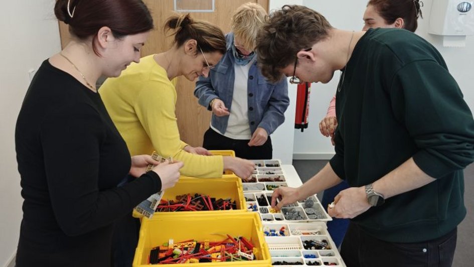 Studierende beginnen das Bauen mit Legosteinen
