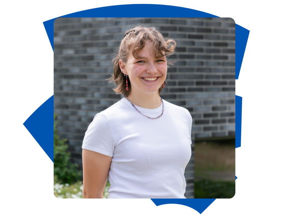 Studentin Charlotte der Fakultät Versorgungstechnik draußen am Campus Wolfenbüttel schaut in die Kamera.