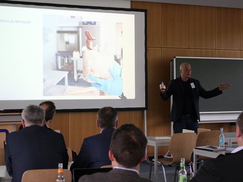 Prof. Dr. Ingo Johannsen erschließt mit Pilzmyzel am Wolfsburger Institut für Recycling einen neuen biobasierten Rohstoff. (öffnet Vergrößerung des Bildes)