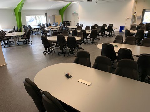 Lehrraum mit mehreren Tischgruppen