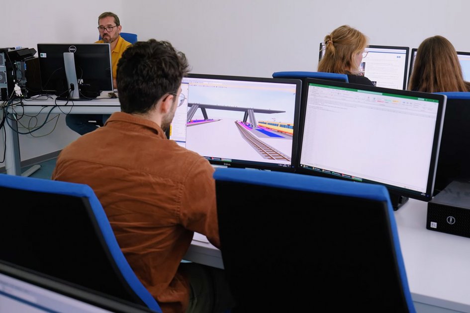Studierende der Ostfalia Hochschule am Campus Salzgitter. Dort kann man Logistikmanagement studieren.