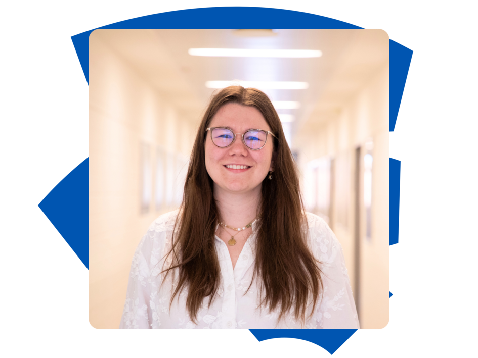 Portraitfoto von Studentin Laura im Gebäude M des Campus von Wolfenbüttel