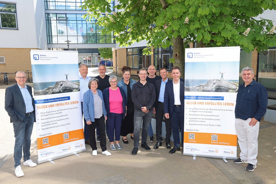 Pressefoto (Ostfalia): Die Organisatorinnen und Organisatoren mit Förderern und Spendenempfängern beim Kick-Off-Meeting zur Gesprächsreihe “Glück und erfülltes Leben. Von links: Ralph Weinberg (SCREEN Group), Frank Harmeling (Ostfalia), Uta Rosslau-Lambrecht (KJS Kinder- und Jugendschutz Wolfsburg e.V.), Joachim Franz (BeYourOwnHero e.V.), Insa Grünwald (Humorlotsin), Anja Ameling (KJS Kinder- und Jugendschutz Wolfsburg e.V), Axel Pieper (KISS Selbsthilfe-kontaktstelle Wolfsburg), Udo Eisenbarth (DROPS Jugend- und Drogenberatung Wolfsburg), Sven Schrader (SCREEN Group), Ingo Krüger (Rotary-Club Gifhorn-Wolfsburg), Prof. Dr. Mike Hoffmeister (Ostfalia).