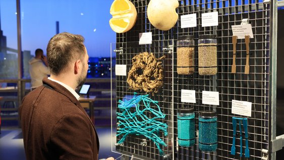 Besucher begutachtet die multimediale Infostation des REVFIN-Forschungsprojektes der Ostfalia im Phaeno Wolfsburg.