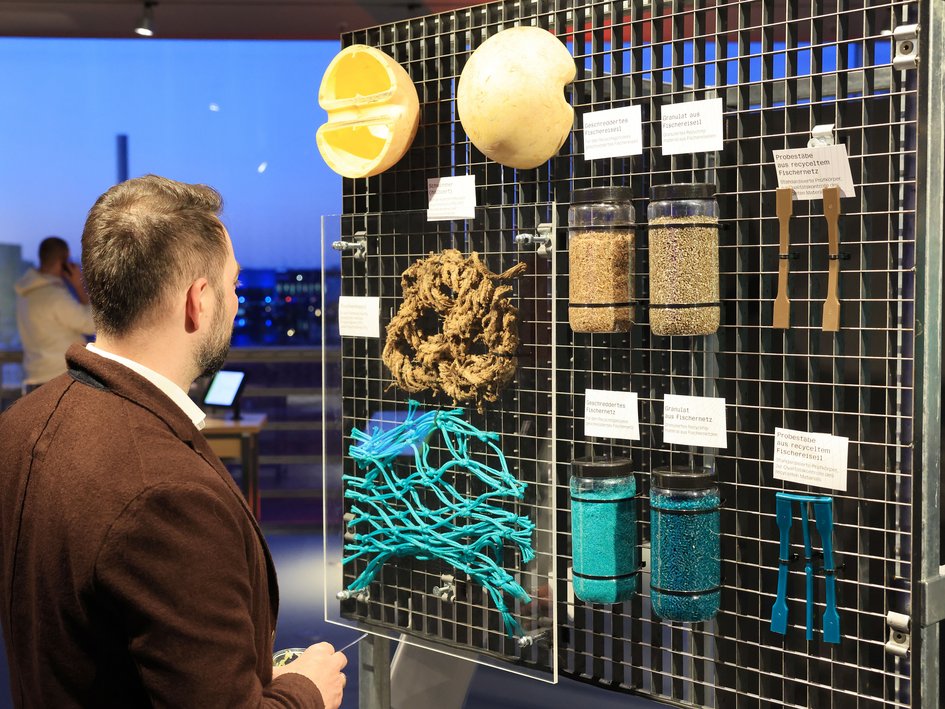 Besucher begutachtet die multimediale Infostation des REVFIN-Forschungsprojektes der Ostfalia im Phaeno Wolfsburg.