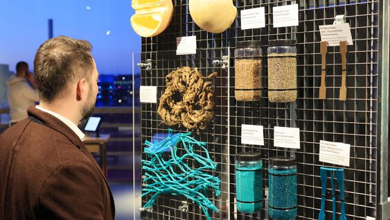 Besucher begutachtet die multimediale Infostation des REVFIN-Forschungsprojektes der Ostfalia im Phaeno Wolfsburg.