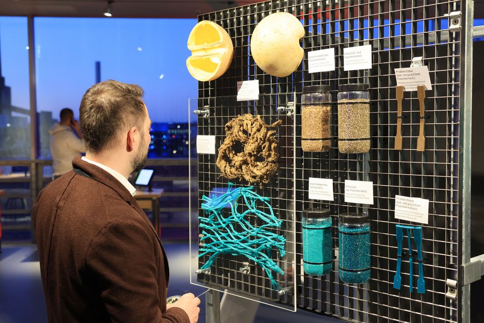 Besucher begutachtet die multimediale Infostation des REVFIN-Forschungsprojektes der Ostfalia im Phaeno Wolfsburg.