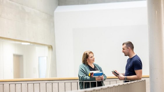 Studierende im Neubau der Fakultät Gesundheitswesen am Campus Wolfsburg.